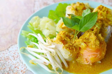 Khanom Chin Nam Ya Poo 'dan nefis Tayland yemeği, Baharatlı yengeç eti, sarı köri ve çeşitli sebzelerle servis edilen bir pirinç vermicelli.