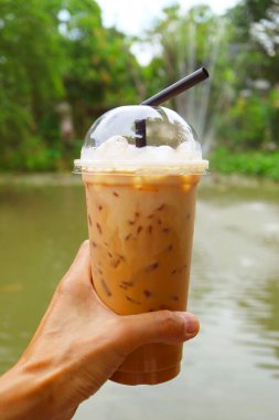 Fonda Çeşmeli Tai Buzlu Çayı Elle Tutmak