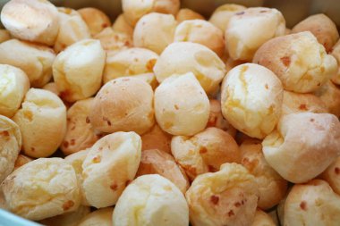 Lezzetli Pao de Queijo veya Brezilya peynirli ekmekleri yığını