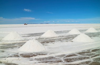 El Salar de Uyuni 'deki Tuz Çıkarma Bölgesi, Güney Amerika, Bolivya' nın Potosi Bölümü 'ndeki Dünyanın En Büyük Tuz Alanları