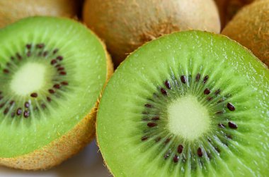 Fresh Olgun Kivi Meyveleri 'nin Arka Fonda Tüm Meyvelerle Çapraz Çekimi