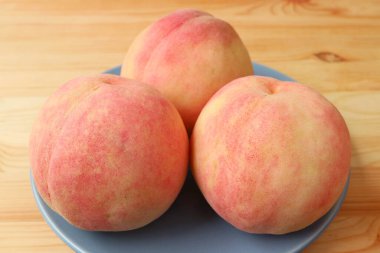 Tahta Masada Taze Olgun Şeftali Yakın plan