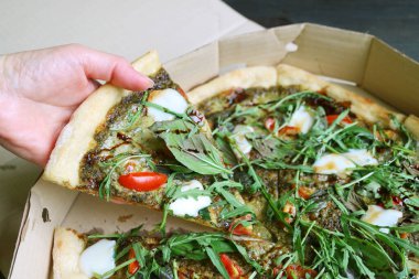 Karton kutudan nefis bir dilim Arugula Balzamik Pizza seçiyorum.