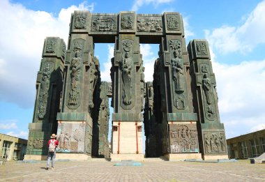 Gezgin Gürcistan Günlüğünü Ziyaret Ediyor. Kanunları çiğneyen 16 Sütun Alanı. Gürcistan 'ın Tiflis yakınlarında 30 metre uzunluğunda bir anıt.