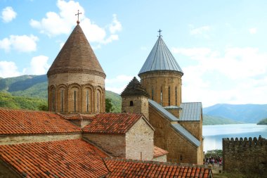 Gürcistan 'ın Jinvali Barajı kıyısındaki Ananuri Kalesi' ndeki iki Ortaçağ Kilisesi.