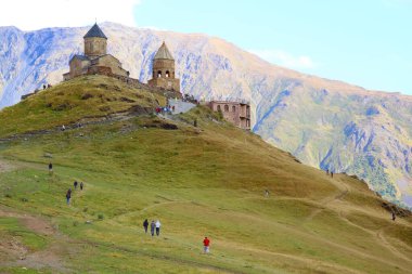 Gergeti Trinity Kilisesi, Stepantsminda kasabası, Kazbegi, Georgia 'da bir Iconic Landmark.