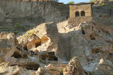 Güney Gürcistan 'ın Aspindza kasabası yakınlarında yer alan Erusheti Dağı' ndaki Hüküm Kilisesi ile İnanılmaz Vardzia Ortaçağ Mağara Şehri