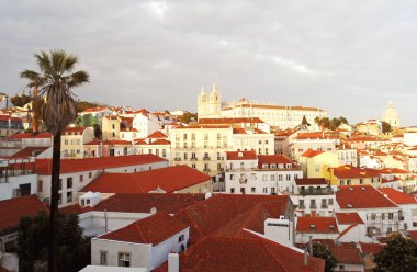 Portekiz 'in Portas do Sol View Point şehrinden Sao Vicente de Fora Manastırı ile göz kamaştırıcı bir manzara.