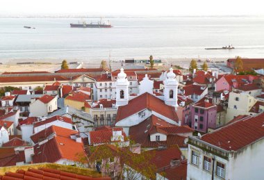 Tagus Riverbank 'teki etkileyici Alfama Mahallesi Portas do Sol View Point, Lizbon, Portekiz