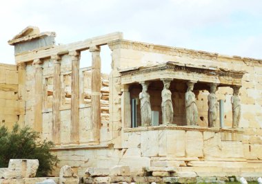 Yunanistan 'ın başkenti Atina' nın Akropolis 'te bulunan Meşhur Caryatid Verandalı Antik İyon Tapınağı Erechtheum