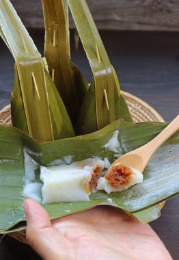 Khanom Sai Sai, muz yaprağına sarılmış, içinde tatlı hindistan cevizi olan pirinç unundan yapılmış buğulanmış Tayland tatlısı.