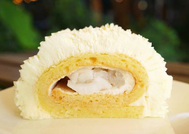 Ağız sulandıran ışık ve pofuduk hindistan cevizli kek dilimi.