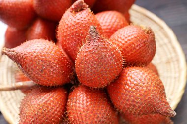 Taze Olgun İş veya Snakeskin Fruit (Salacca Zalacca)