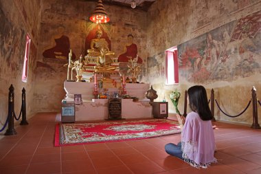 Wat Chomphuwek Budist Tapınağı 'nın Görkemli Eski Düzenleme Salonunda Dua Eden Kadın Ziyaretçi, Tayland, Necaburi' de bir Antik Anıt.