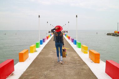 Kırmızı Şapkalı Kadın Renkli İskelede Yürüyor