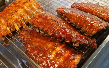 Bangkok, Tayland 'da yerel bir markette satılık leziz taze baharatlı ızgara domuz pirzolası.