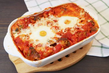 Taze pişirilmiş Shakshuka, baharatlı domates soslu haşlanmış yumurta.