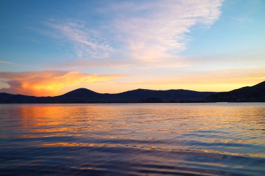 Titicaca Gölü 'nde, Dünya' nın en yüksek seyre elverişli gölünde Güzel Günbatımı, Puno, Peru, Güney Amerika