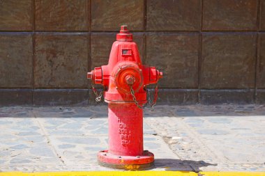 Güney Amerika, Peru 'da şehrin kaldırımında kırmızı yangın musluğu var.