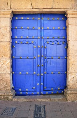 Pön, Peru, Güney Amerika 'daki eski bir binanın şaşırtıcı mavi renkli ahşap kapısı.