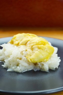 Kao Niaow Turian adlı Durian ve Hindistan cevizi sütüyle birlikte bir tabak Tayland usulü Yapışkan Pirinç