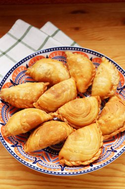 Thai Curry Puffs, Empanadas ve Samosa 'ya benzer bir Popüler Atıştırmalık