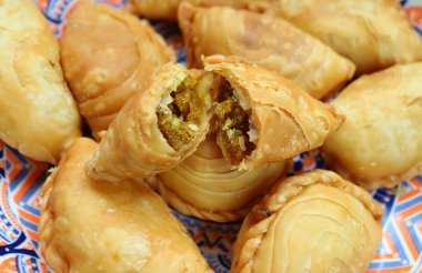 Lezzetli Körili Tavuk Doldurulmuş Tayland Körili Puf böreği