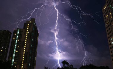 Muson Gecesi Gökyüzünde Görkemli Yıldırım Çarpması