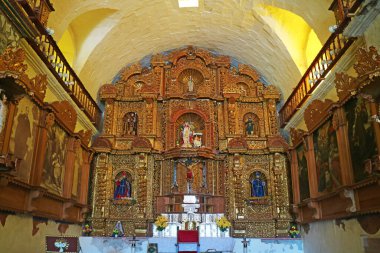 Santa Ana de Maca Kilisesi 'nin etkileyici iç mekanı Colca Kanyonu yakınlarındaki bir Townlet, Maca Bölgesi, Peru, Güney Amerika