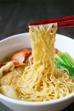 Ağız sulandıran Çin Yumurta Eriştesi Yemek çubuklarıyla yakalanıyor