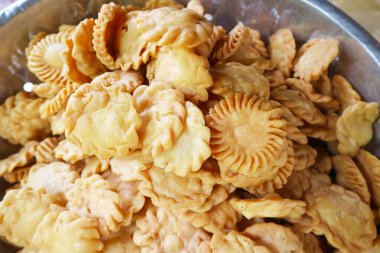 Güneydoğu Asya 'da Kızarmış Kuih Tart Kabuğu Yığını, Bir Ananas Reçeli Isırık Boyunda Tart Popüler