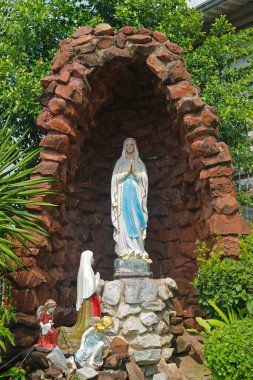 Santa Cruz Katolik Kilisesi 'nin bahçesindeki Lourdes Leydisi heykeli Chao Phraya Riverbank, Tayland, Bangkok Kudi Chin Mahallesi