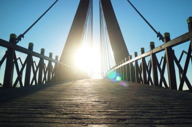 Asma köprüden yükselen parlak güneş