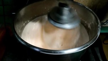 Fırında kek pişirmek için karıştırılan hamurun görüntüsü