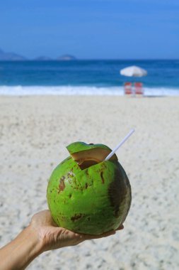 Arka planda Copacabana, Rio de Janeiro, Brezilya ve Güney Amerika 'nın kumlu kumlu plajları var.