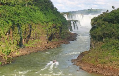 Arjantin tarafında güçlü Iguazu Şelalelerine tekne turu, Iguasu Ulusal Parkı, Puerto Iguazu, Arjantin, Güney Amerika