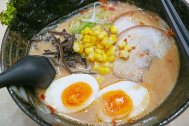 Tonkotsu Ramen 'e yakın çekim, Çin usulü domuz kemiği çorbası Japon eriştesi
