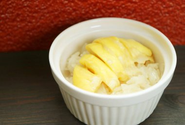 Olgun Durian Etli ve Hindistancevizi Sütlü Yapışkan Pirinç Popüler Tayland Tatlısı Kao Niaow Turian