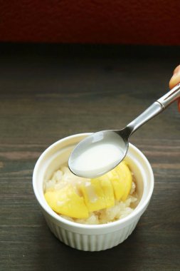 Durian Niaow Turian adlı lezzetli Tayland pilavına hindistan cevizi sütü eklemek