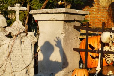 Jack-O-Lantern 'in Gölgesi Cadılar Bayramı Balkabağı, İskelet ve Tombstone