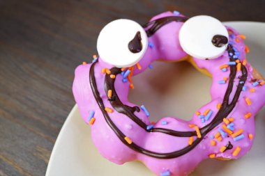 Kara Tahta Arkaplanda Mor Canavar Cadılar Bayramı Donutu