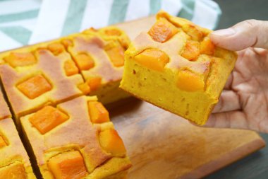 Bir dilim nefis ev yapımı tereyağlı kabak keki.