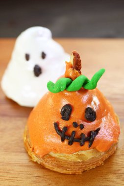 Lezzetli Cadılar Bayramı Jack-O 'Lantern ve Hayalet Şekerli Şekerli Kruvasanlar