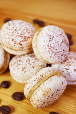 Lezzetli Tiramisu Makarnaları Dağıtılmış Kahve Fasulyeleriyle Ahşap Arkaplanda Birikti