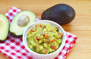 Ağız sulandıran Guacamole kasesi Tahta Masada Taze Avokado ile