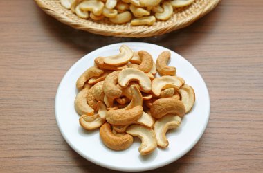 Ağzını sulandıran bir tabak kızarmış kaju fıstığı çekirdeği.