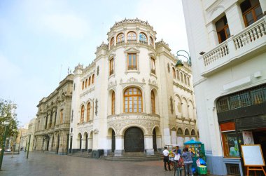 Colon Tiyatrosu veya Teatro Colon, Güney Amerika 'nın Lima şehrinde San Martin Meydanı' nda bulunan görkemli bir Ulusal Anıt.