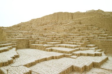 Huaca Pucllana arkeolojik alanı, Lima, Peru, Güney Amerika 'nın Miraflores ilçesindeki antik kerpiç ve kil piramit yapılarının kalıntıları.