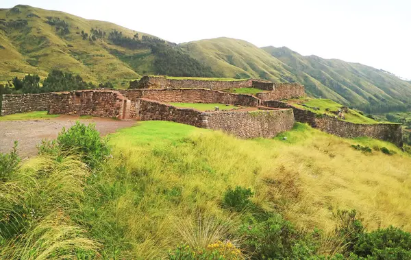 stock image Puka Pukara Red Fortress, the remains of Inca fortress built from deep red color stone, located on the hilltop of Cusco region, Peru, South America