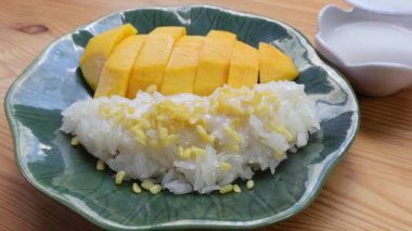 Lezzetli Yapışkan Pirinç ve Taze Olgun Mango, Popüler Tayland Tatlısı